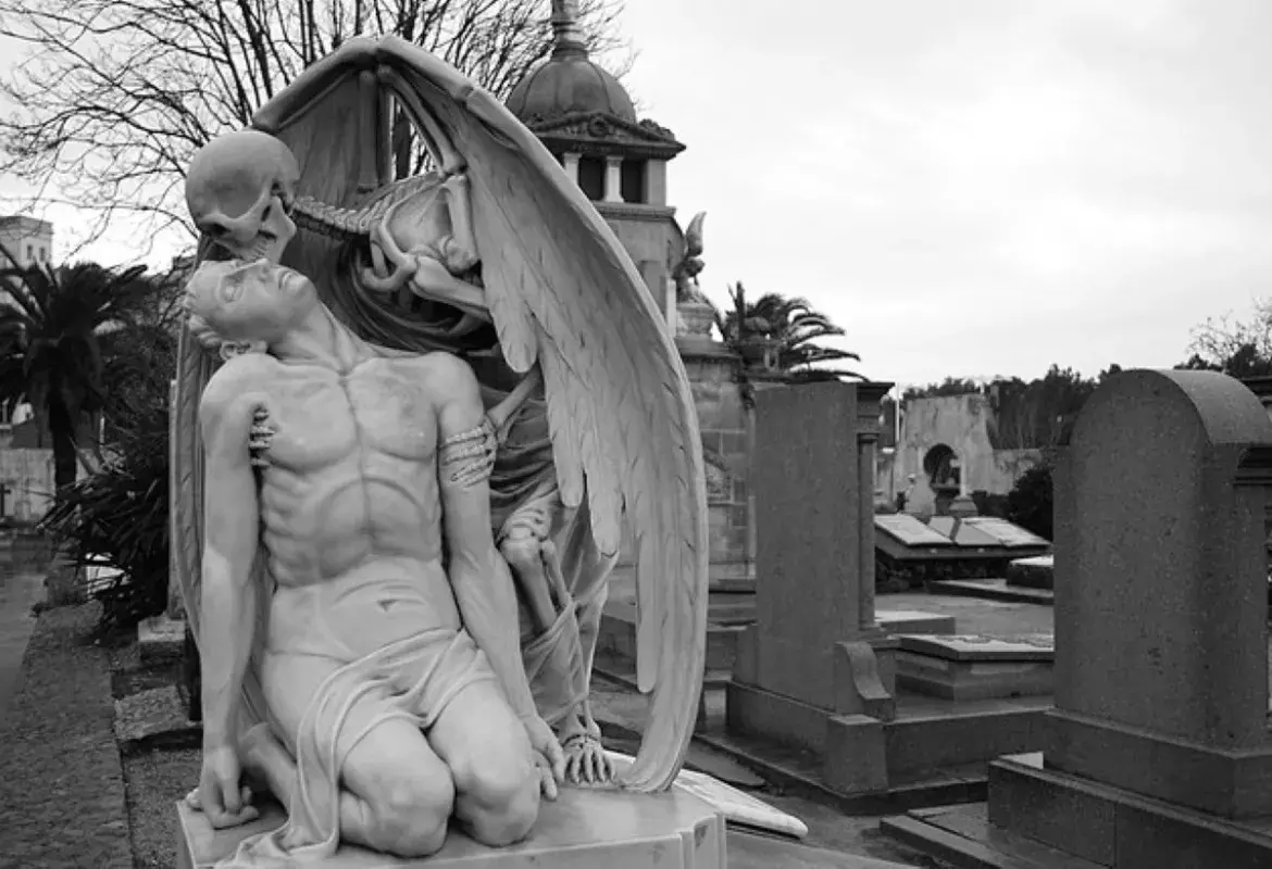 Уставший памятник. Скульптура «поцелуй смерти» на кладбище Побленоу в Барселоне. Кладбище Побленоу Барселона поцелуй смерти. Поцелуй смерти скульптура в Барселоне. Кладбище Побленоу Барселона поцелуй.